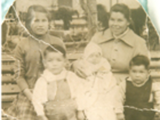 Familia en la plaza de armas de San Felipe