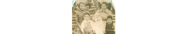 Familia en la plaza de armas de San Felipe