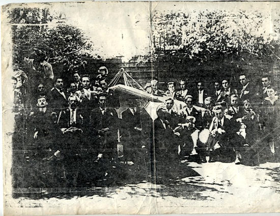 Personas junto a un avión Personas junto a un avión