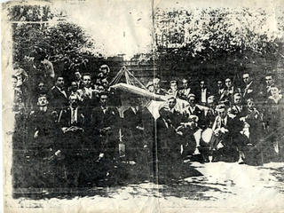 Personas junto a un avión Personas junto a un avión