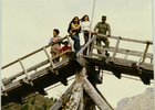 Jóvenes en pasarela del río Coyhaique