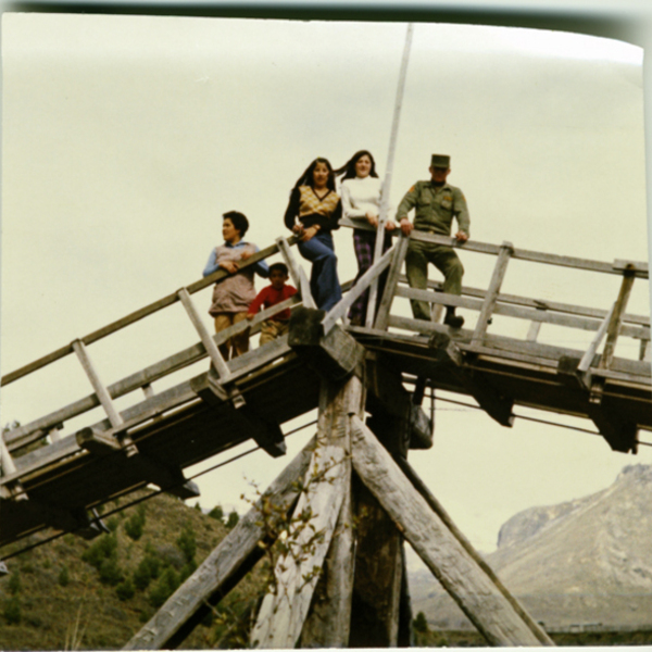 Jóvenes en pasarela del río Coyhaique