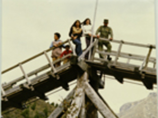 Jóvenes en pasarela del río Coyhaique