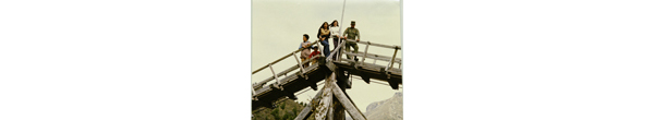 Jóvenes en pasarela del río Coyhaique