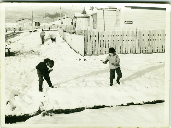 Niños jugando en la nieve Niños jugando en la nieve
