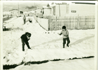 Niños jugando en la nieve