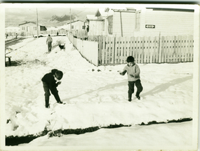 Niños jugando en la nieve