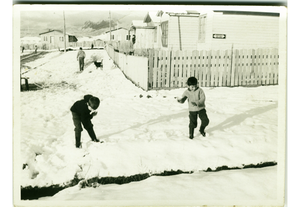 Niños jugando en la nieve