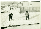 Niños jugando en la nieve