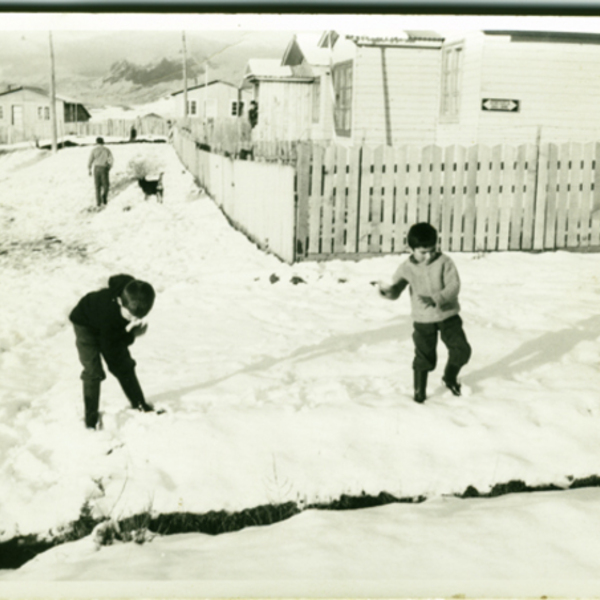 Niños jugando en la nieve