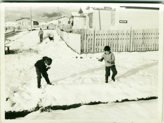 Niños jugando en la nieve