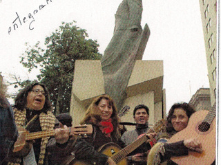 Cantores urbanos se manifiestan en La Moneda Cantores urbanos se manifiestan en La Moneda