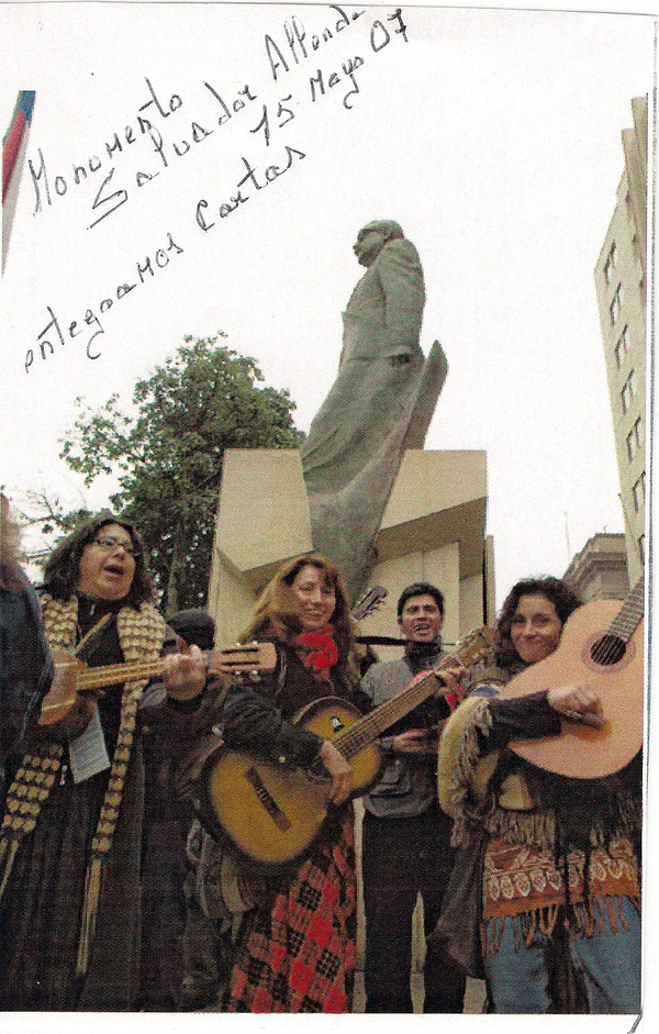 Cantores urbanos se manifiestan en La Moneda Cantores urbanos se manifiestan en La Moneda