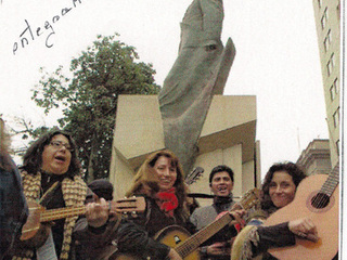 Cantores urbanos se manifiestan en La Moneda Cantores urbanos se manifiestan en La Moneda