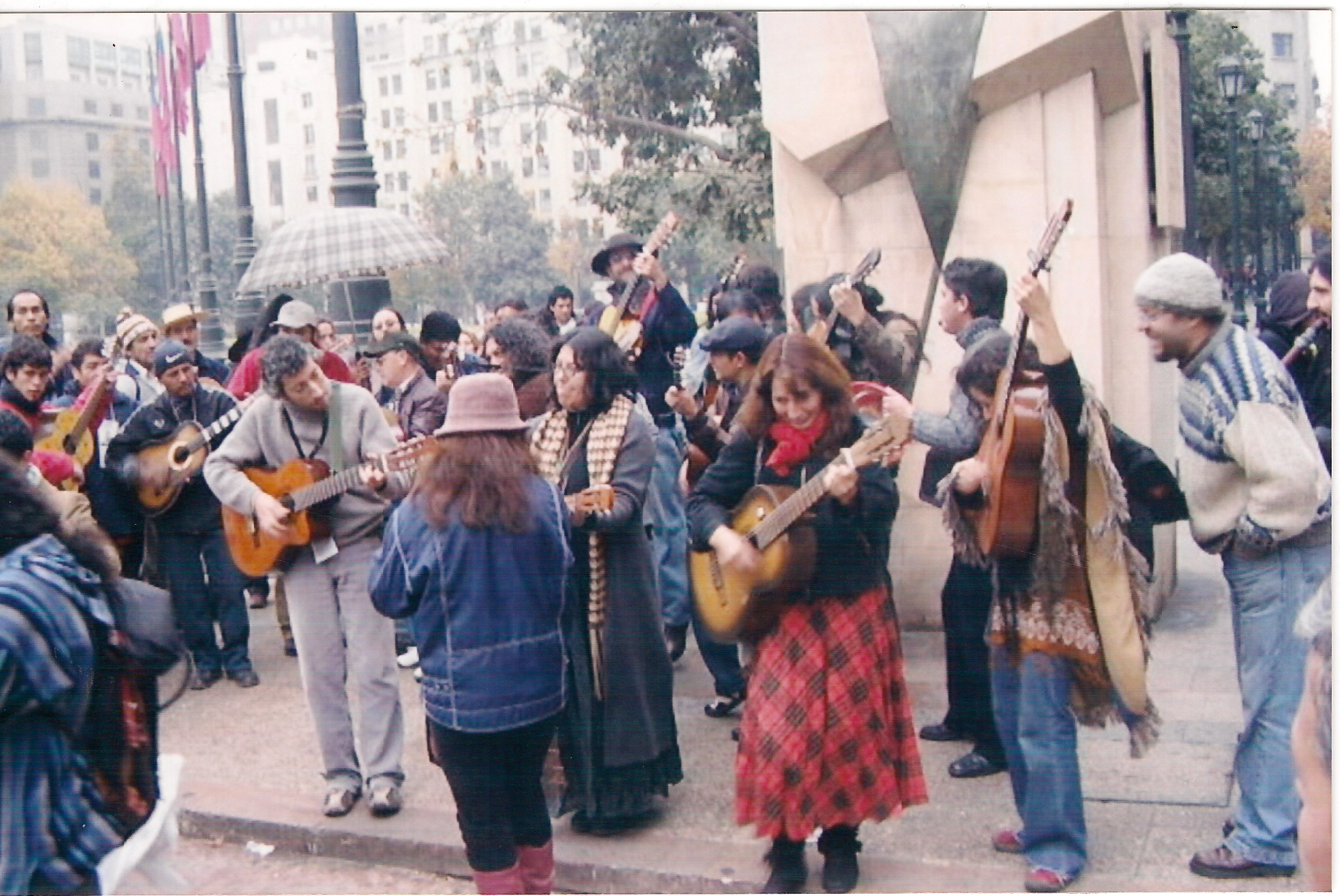 Cantores urbanos se manifiestan en La Moneda Cantores urbanos se manifiestan en La Moneda