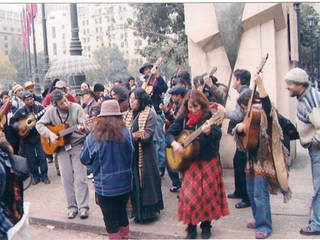 Cantores urbanos se manifiestan en La Moneda