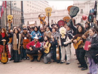 Cantores urbanos se manifiestan en La Moneda