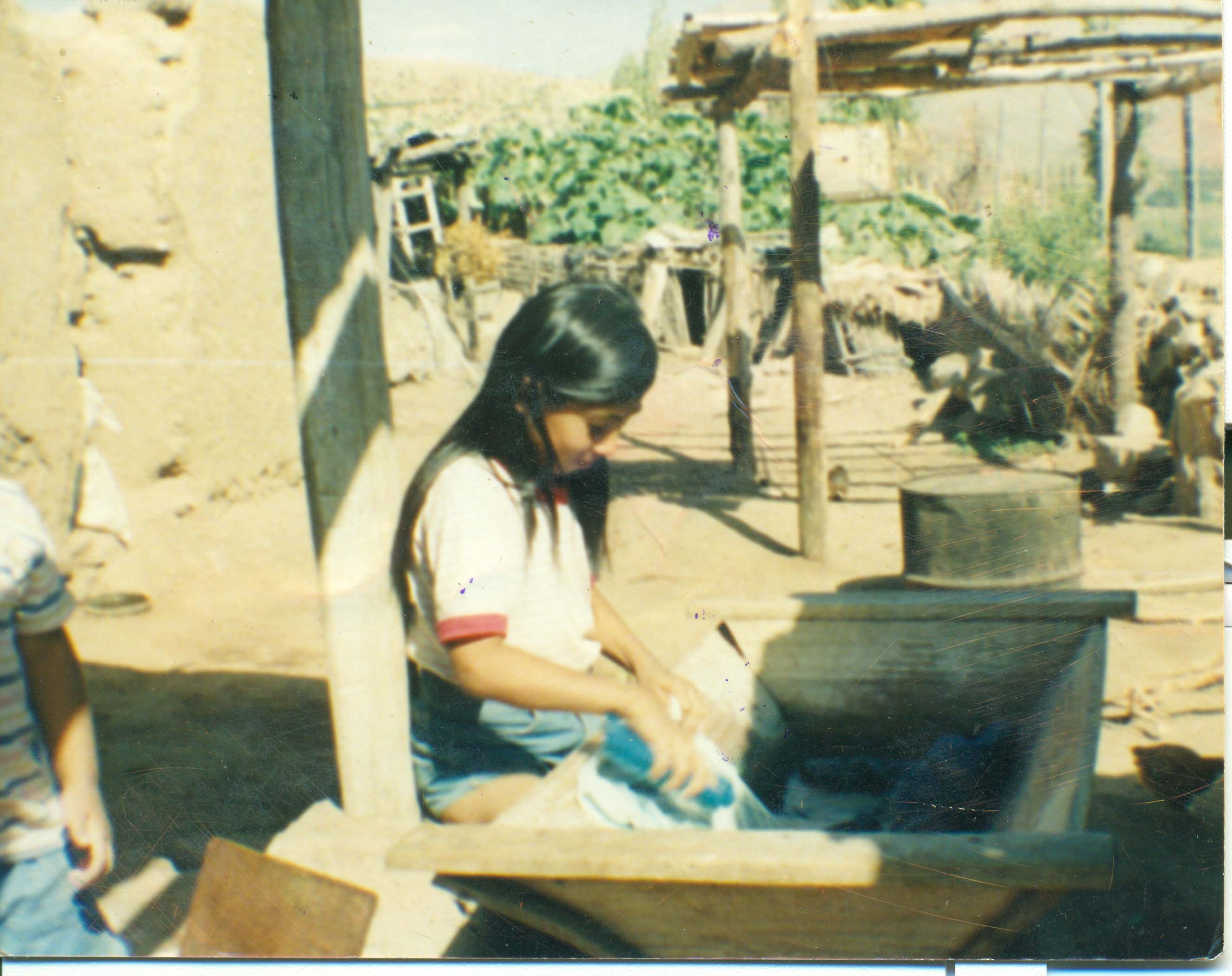 Niña lavando ropa