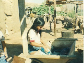 Niña lavando ropa Niña lavando ropa
