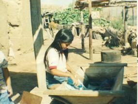 Niña lavando ropa