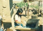 Niña lavando ropa Niña lavando ropa
