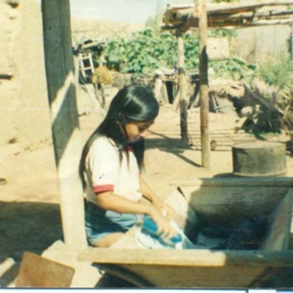 Niña lavando ropa