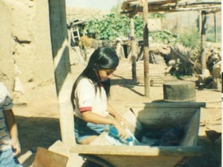 Niña lavando ropa