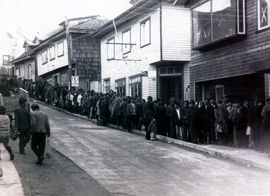 Fila para abastecerse de alimentos