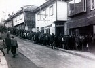 Fila para abastecerse de alimentos Fila para abastecerse de alimentos