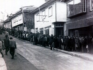 Fila para abastecerse de alimentos Fila para abastecerse de alimentos
