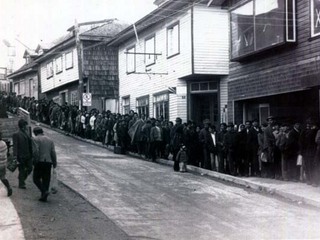 Fila para abastecerse de alimentos