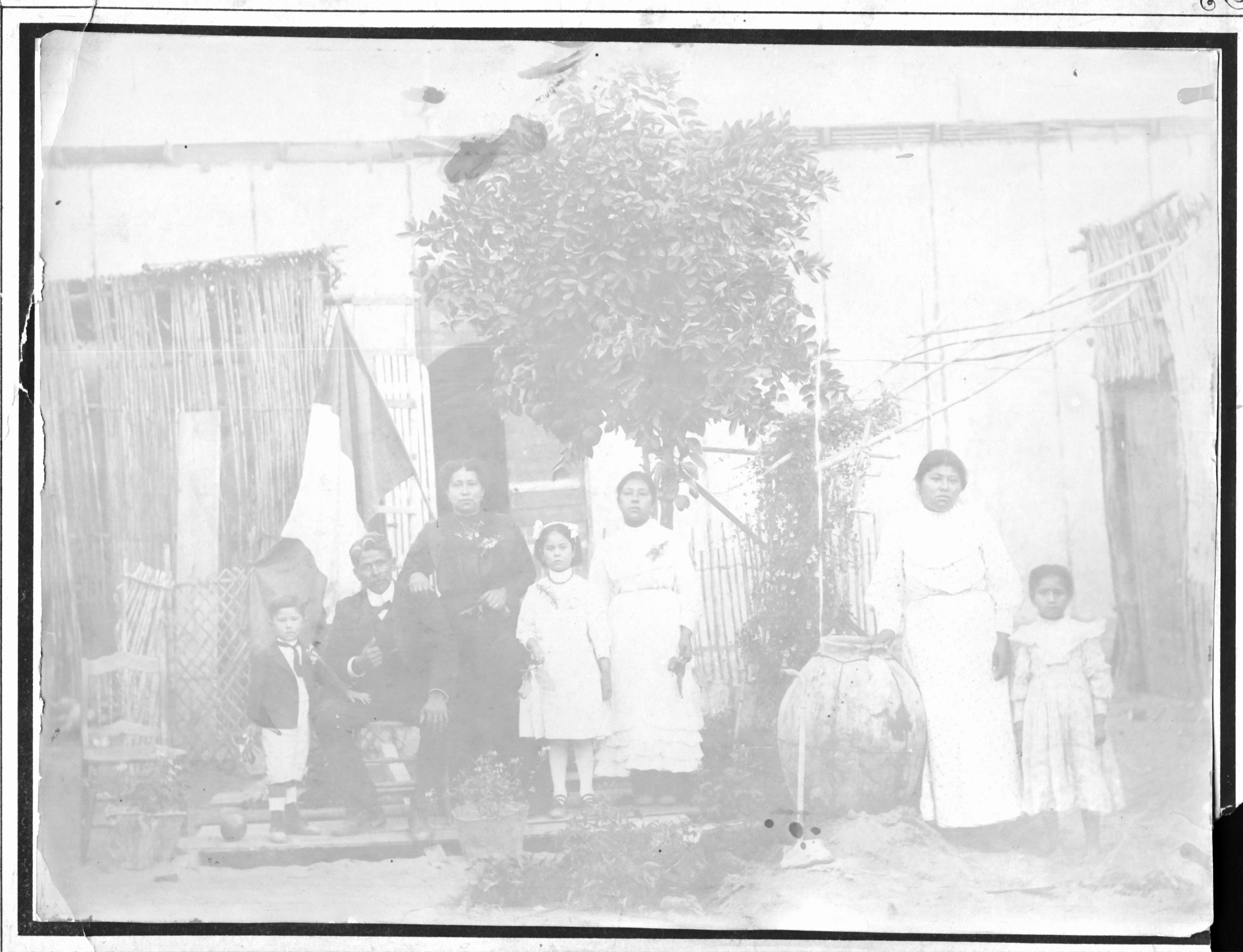 Familia posa en el patio de su casa Familia posa en el patio de su casa