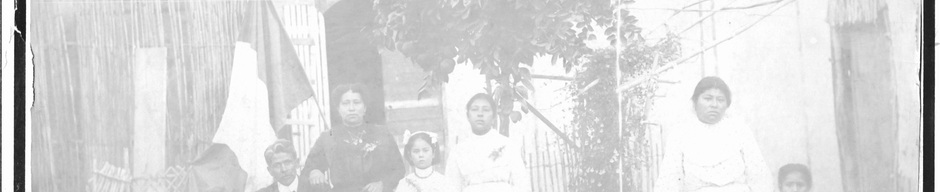 Familia posa en el patio de su casa