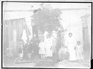 Familia posa en el patio de su casa