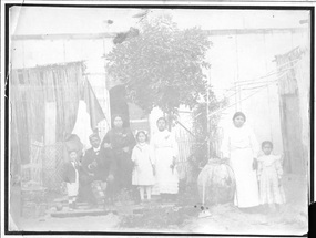 Familia posa en el patio de su casa