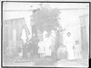 Familia posa en el patio de su casa