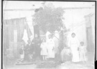 Familia posa en el patio de su casa