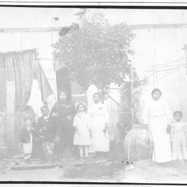 Familia posa en el patio de su casa