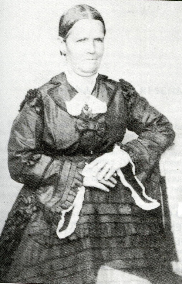 Mujer piqueña Mujer piqueña