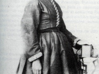 Joven piqueña Joven piqueña