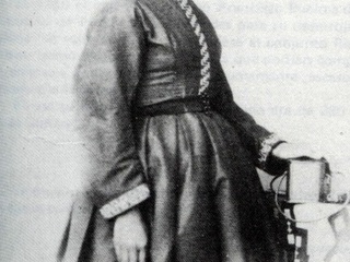 Joven piqueña Joven piqueña