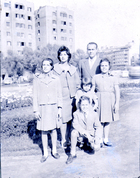 Familia de paseo en Plaza Italia