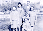 Familia de paseo en Plaza Italia