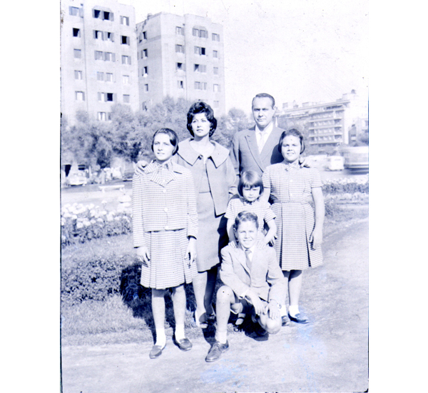 Familia de paseo en Plaza Italia