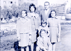 Familia de paseo en Plaza Italia