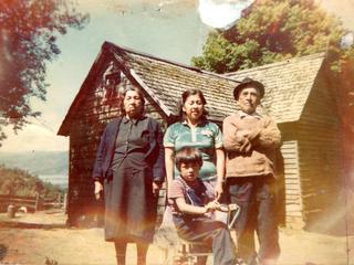 Ida Melania Panguilef junto a sus abuelos