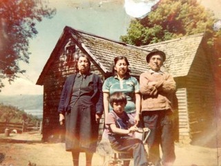 Ida Melania Panguilef junto a sus abuelos Ida Melania Panguilef junto a sus abuelos