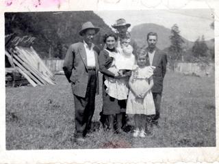 Sonia Oporto junto a familiares en Llifen Sonia Oporto junto a familiares en Llifen