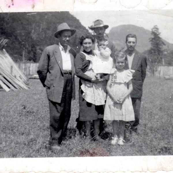 Sonia Oporto junto a familiares en Llifen Sonia Oporto junto a familiares en Llifen