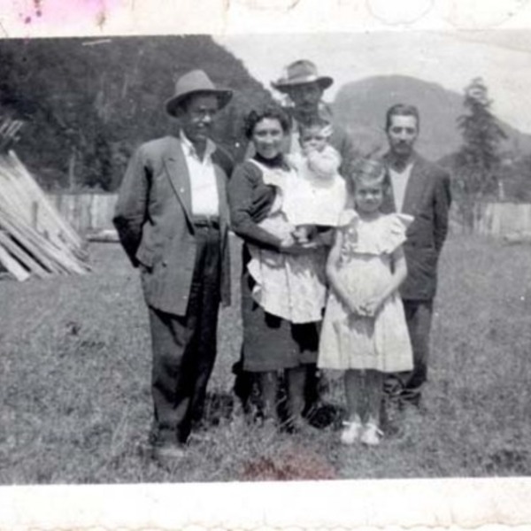 Sonia Oporto junto a familiares en Llifen Sonia Oporto junto a familiares en Llifen